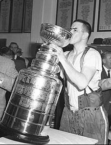 Dave Keon drinking from the cup